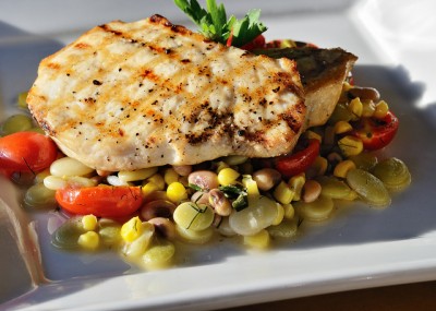 Viande grillée accompagnée de petits légumes