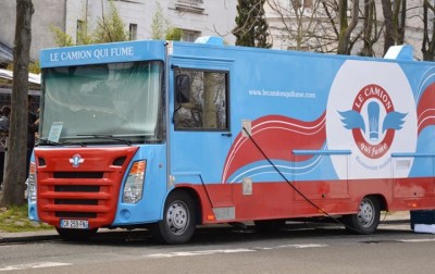 camion qui fume dans la rue