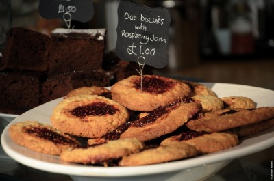 4 - OAT BISCUITS WITH RASPBERRY JAM