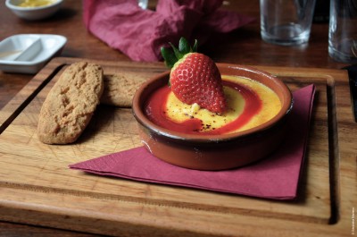 4 - VANILLA & STRAWBERRY CRÈME BRULÉE WITH GINGER BISCUITS