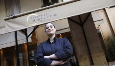 julia-sedefdjian-21-ans-la-plus-jeune-des-chefs-etoiles-par-le-guide-michelin-en-france-pose-le-10-fevrier-2016-en-face-du-restaurant-parisien-les-fables-de-la-fontaine_5515155