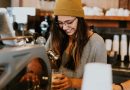 femme servant un café