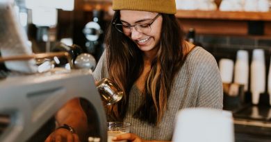 femme servant un café