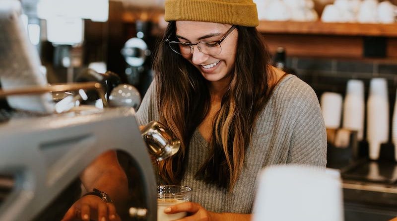 femme servant un café