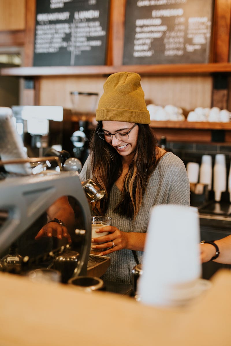 femme servant un café